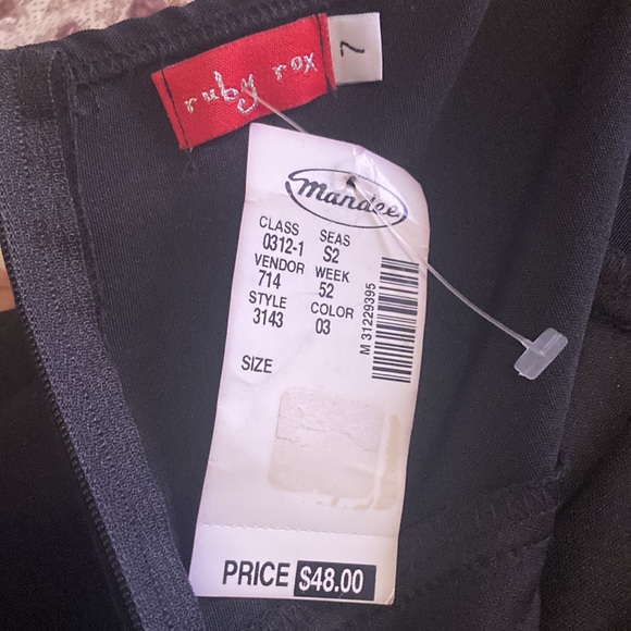 Adorable black dress with brioche - Picture 4 of 4